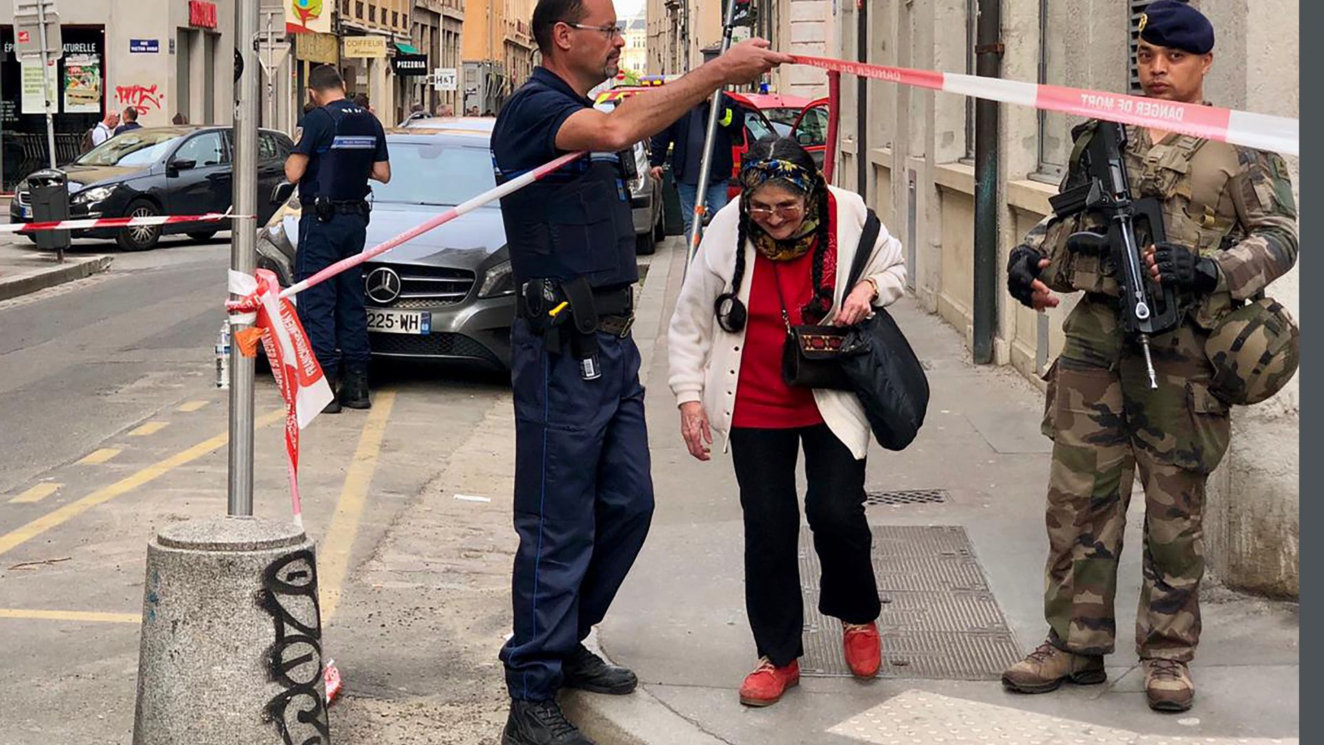 Френските власти полагат всички усилия за да открият следите на