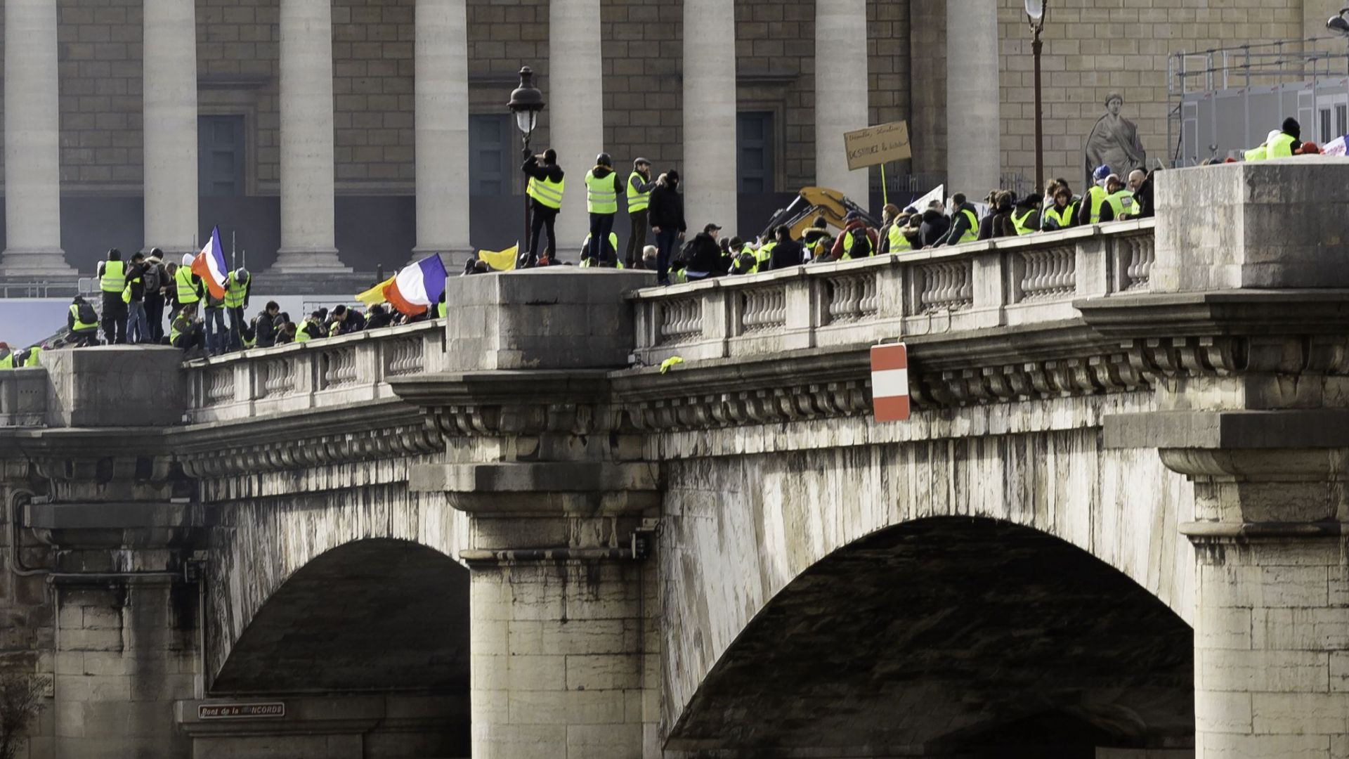 Протестиращи от френските жълти жилетки се сблъскаха със силите за