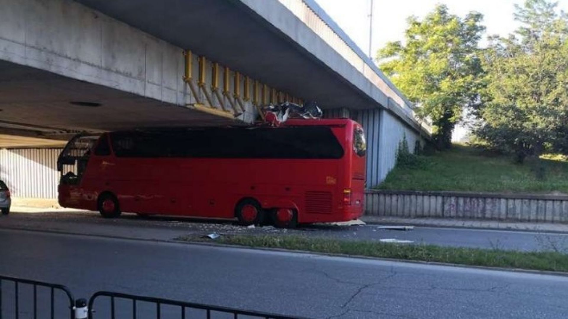 Автобус се заклещи под мост в Пловдив