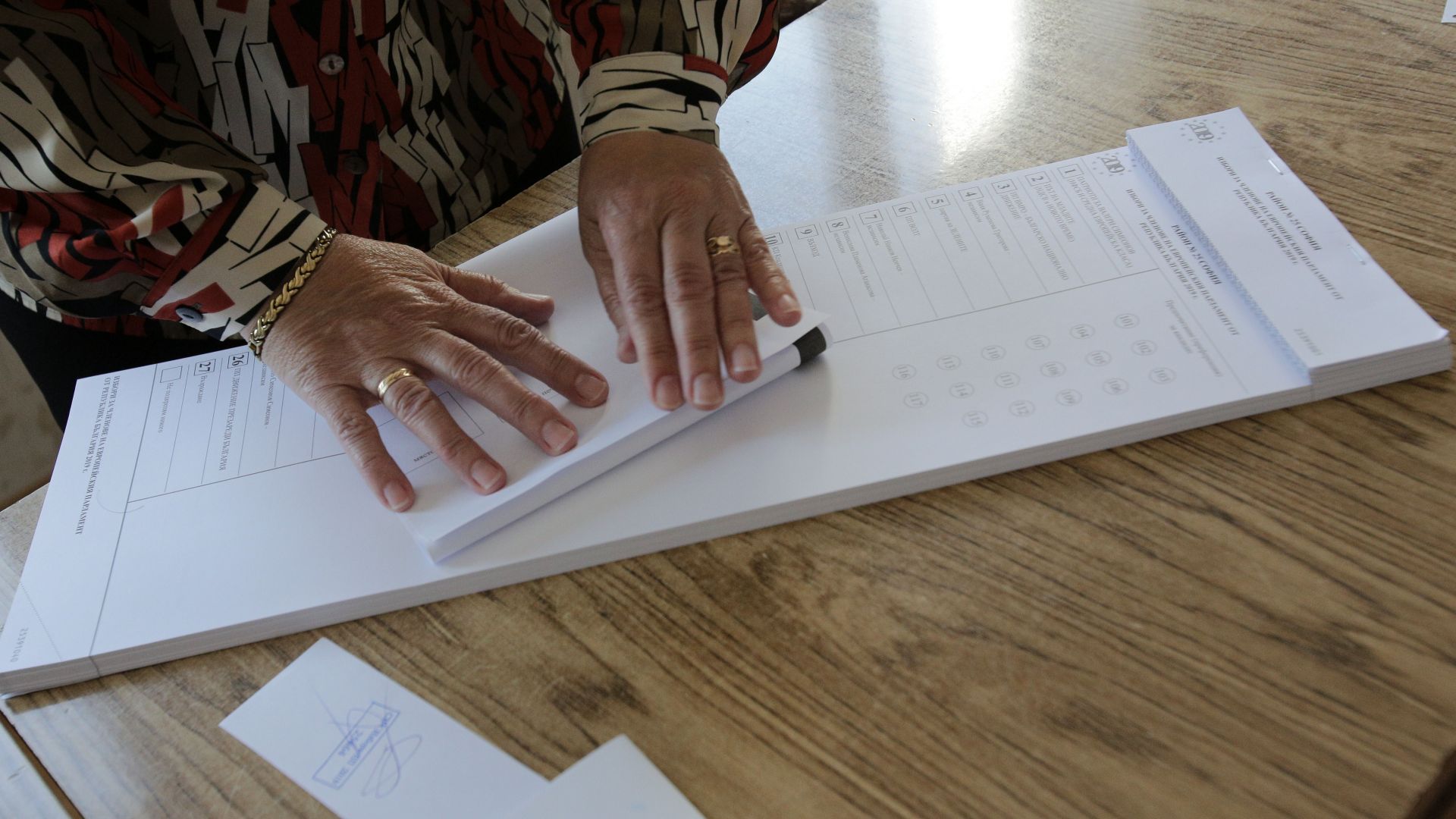 Перничанин е арестуван за купуване на гласове съобщава zaPernik com Според