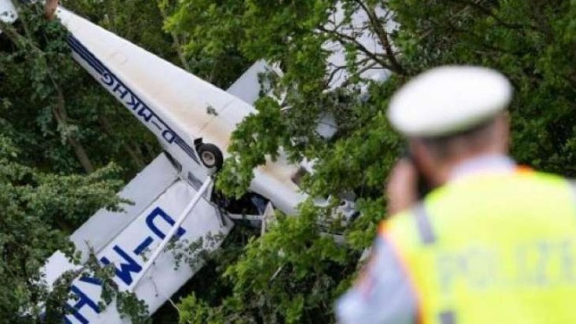 Двама германци са прекарали около два часа на дърво след