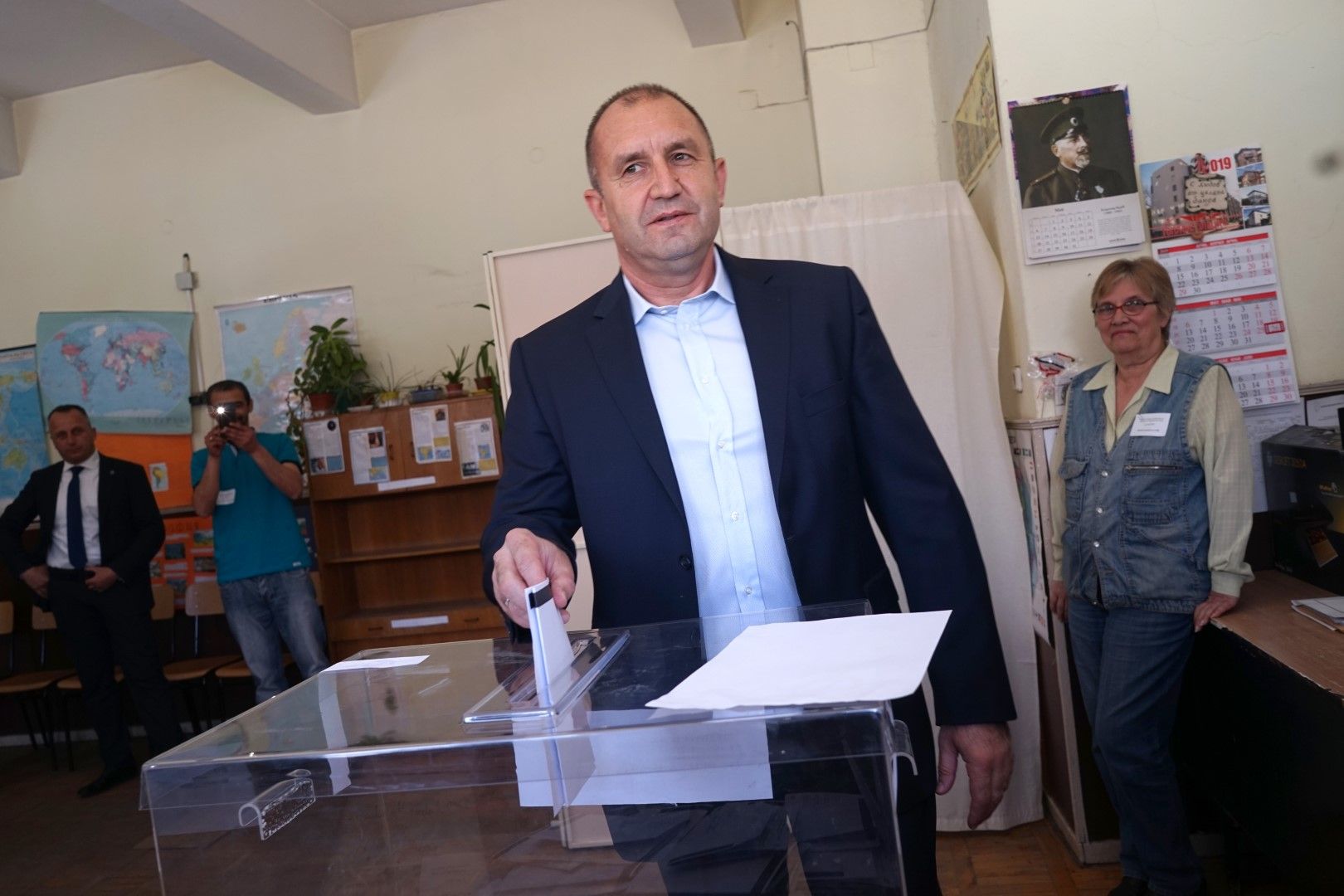 Призовавам всички в България да гласуват и да не оставят друг да решава тяхното бъдеще, каза Румен Радев