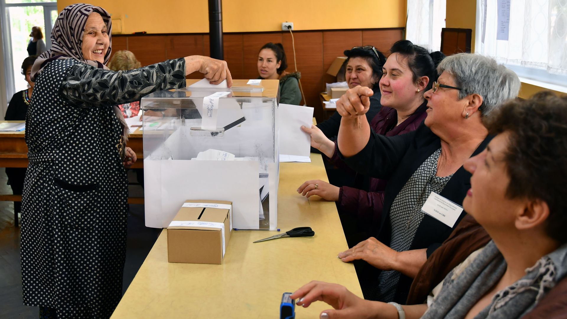 ГЕРБ увеличава преднината си пред БСП на 6 7 процента след