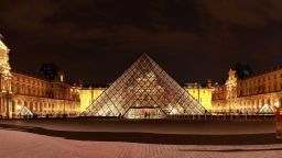 Уникалната стъклена пирамида на Лувъра се превърна във втори символ на съвременен Париж 