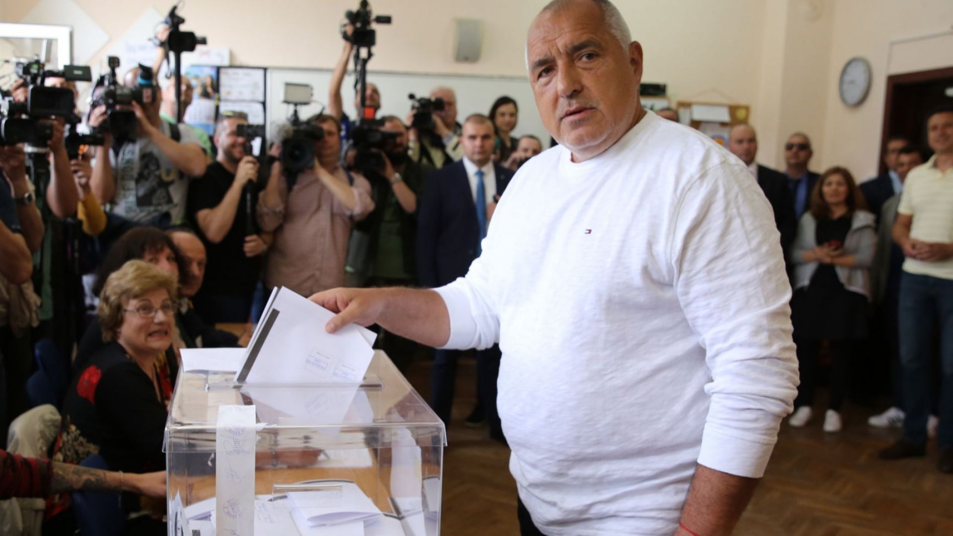 Премиерът Бойко Борисов гласува около 15 30 часа в столичното 78 о