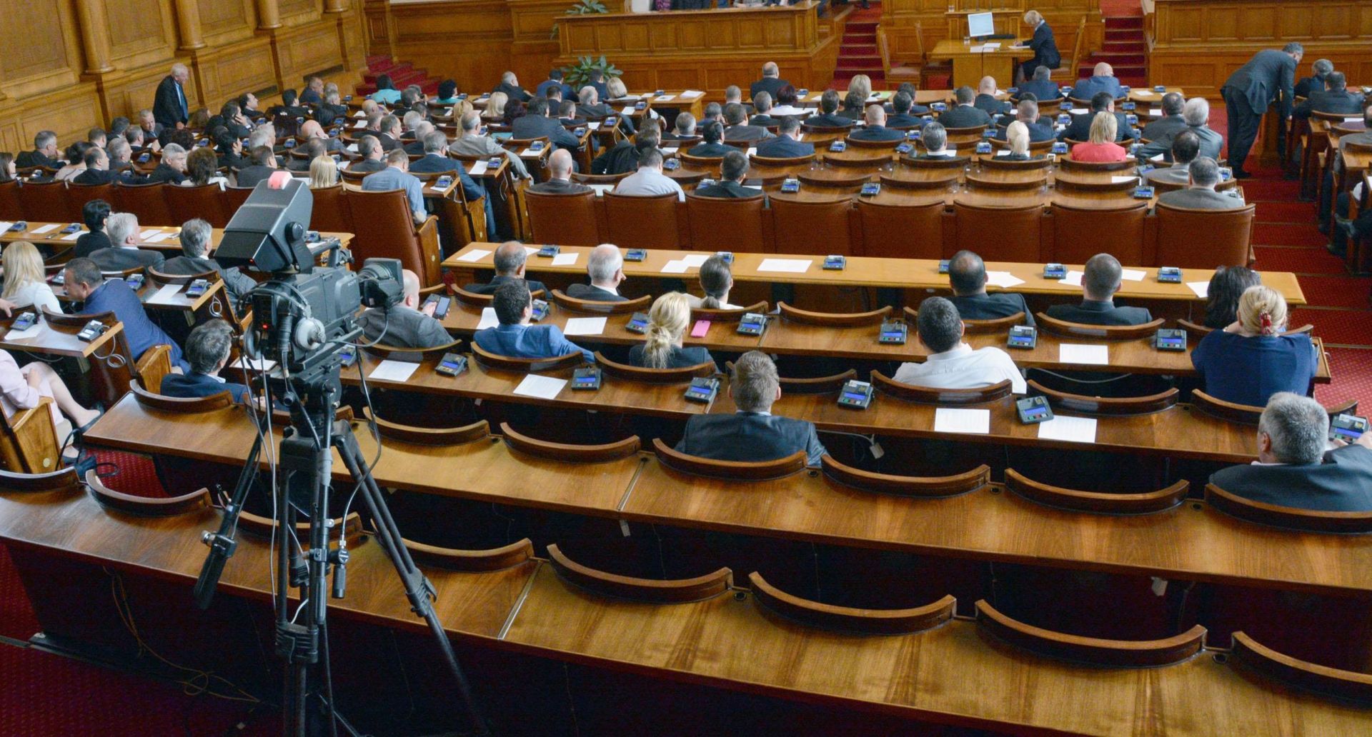 Парламентът прие на първо четене със 107 гласа "за", един "против" и 61 въздържали се промени в Закона за енергетиката