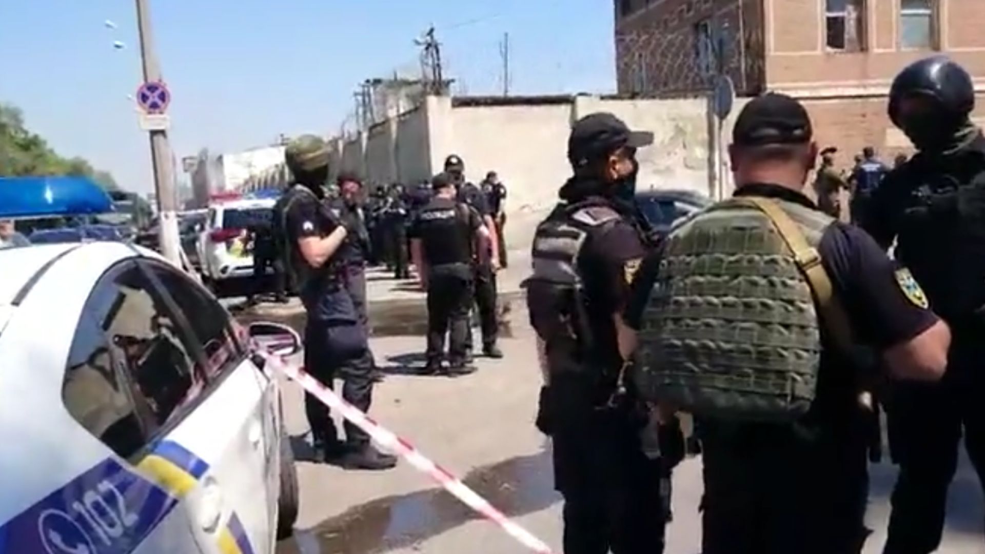 Бунт в затвора в Одеса: Пожар и масово бягство (видео)