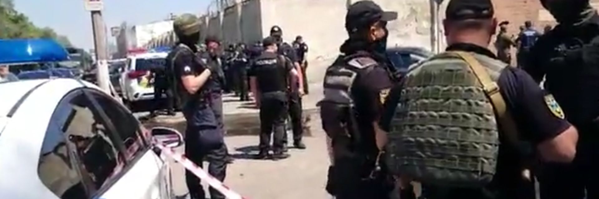Бунт в затвора в Одеса: Пожар и масово бягство (видео)