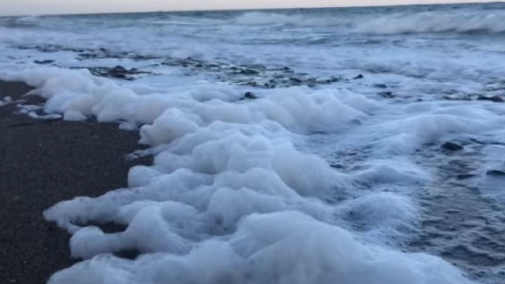 Природен феномен: Средиземно море се разпени край турския бряг (видео)