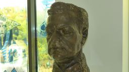 Бронзова скулптура на Борис Христов получи като дарение община Пловдив