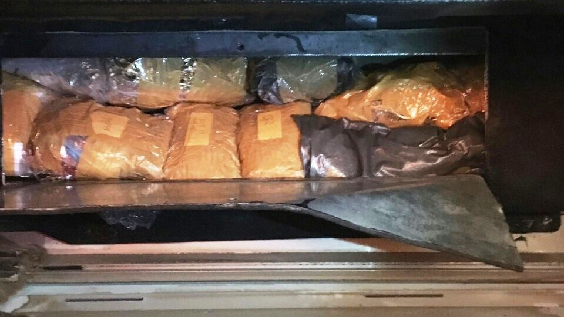 Пратка с контрабандни златни изделия тежаща 3 854 кг откриха в