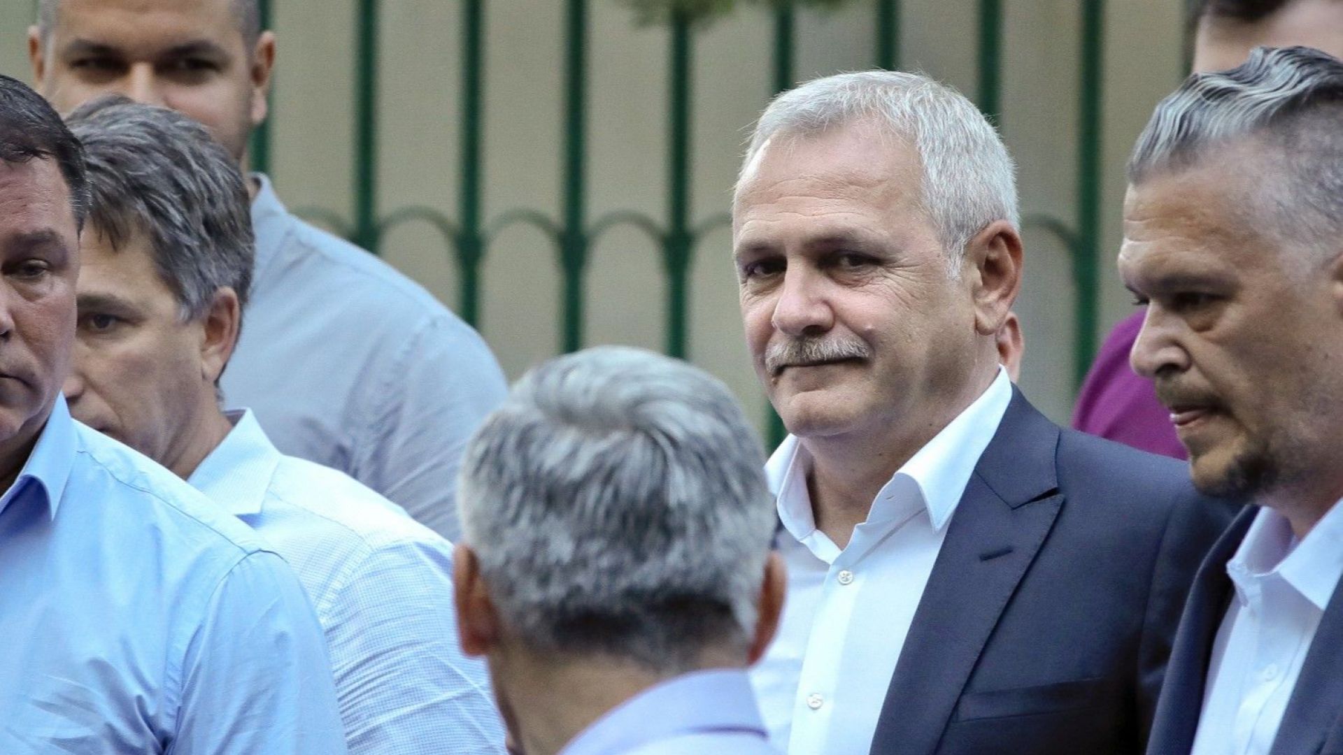 Часове след присъдата лидерът на румънската управляваща партия бе откаран в затвора 