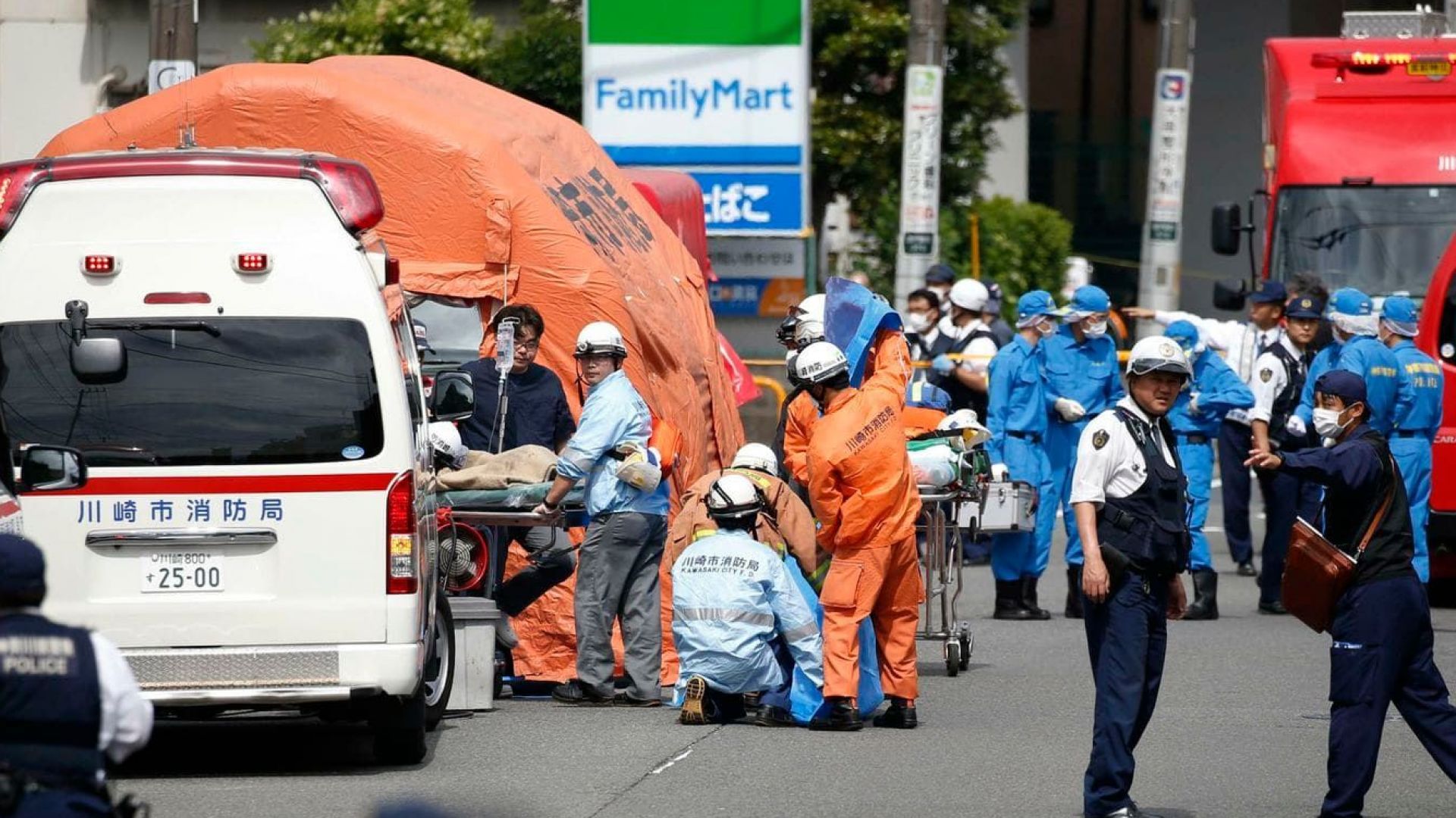 Трима души бяха убити и деветнайсет ранени при нападение с