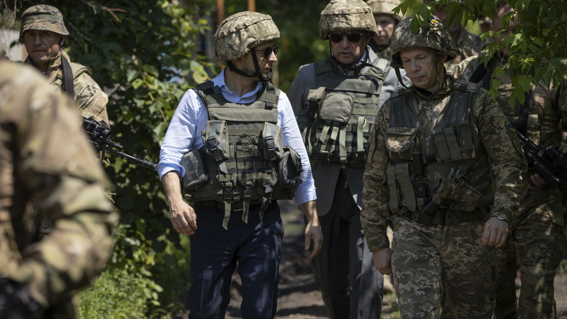 Новият украински президент Володимир Зеленски посети военни позиции в района