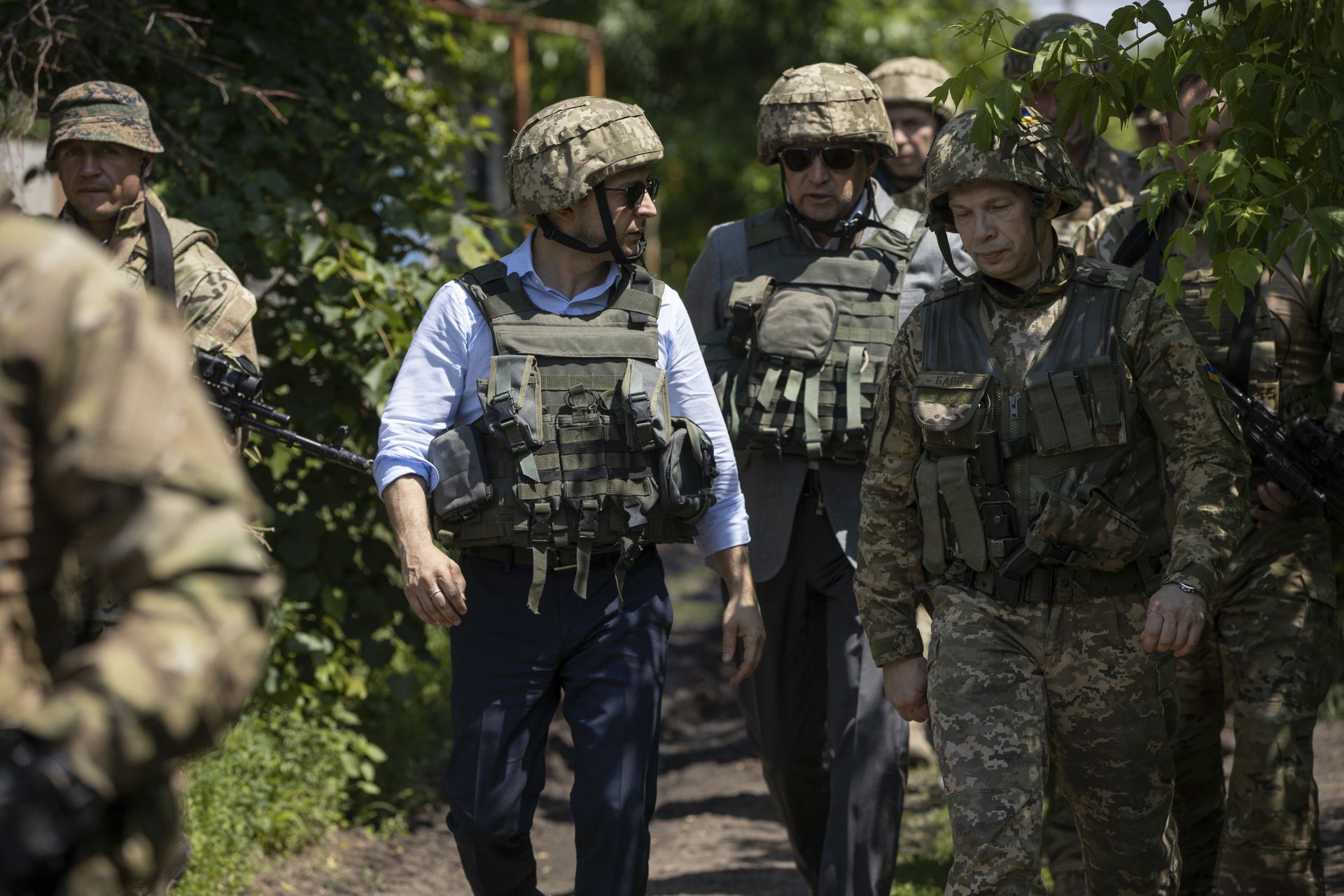  Новият украински президент посети военни позиции в района на Луганск
