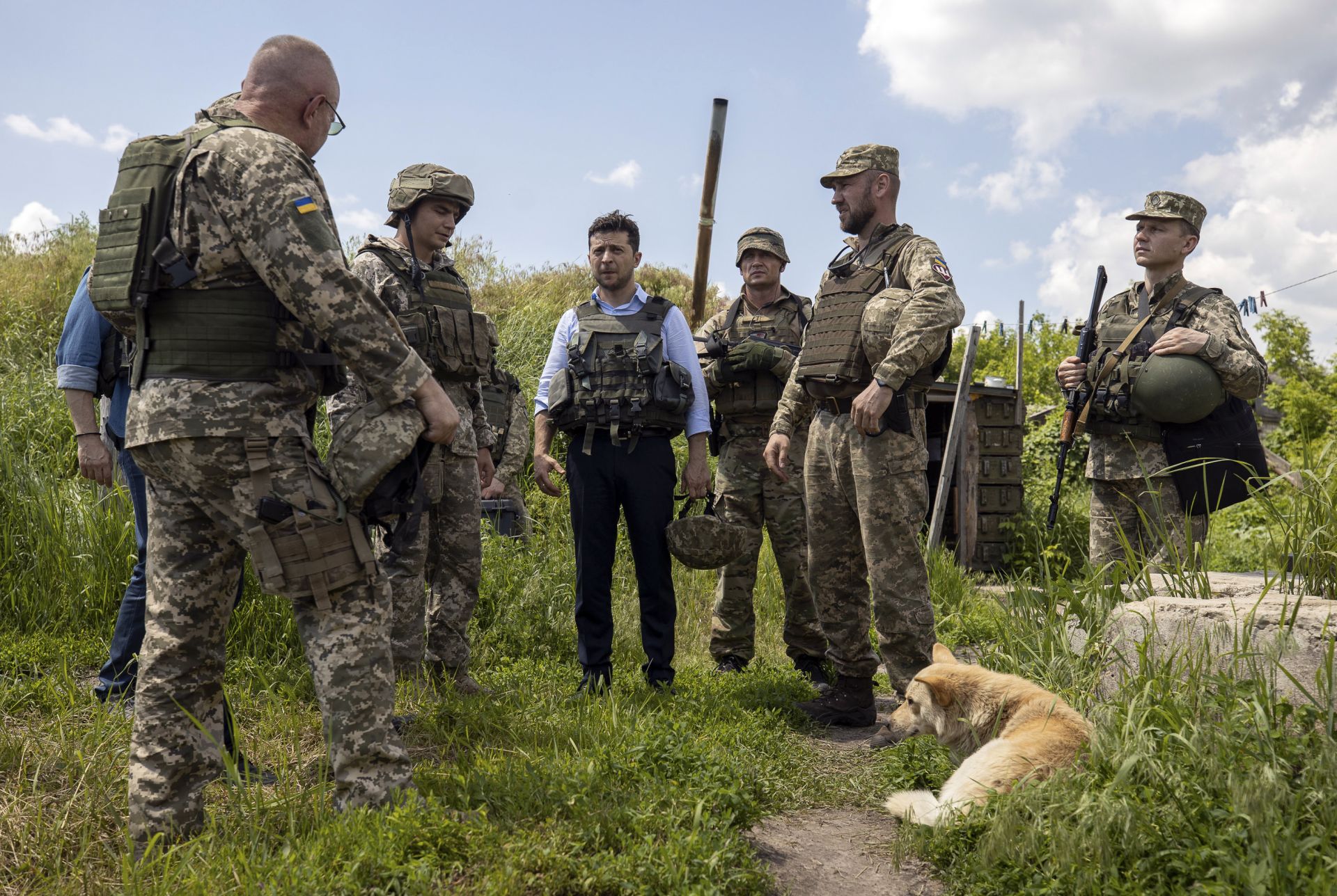 Президентът на Украйна Володимир Зеленски посети неотдавна военните позиции в Луганск