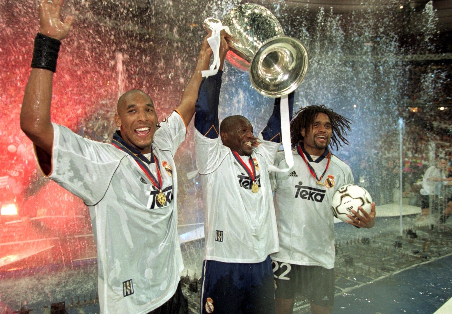 Реал ликува след победа над Валенсия с 3:0 във финала на Шампионска лига през 2000 година 