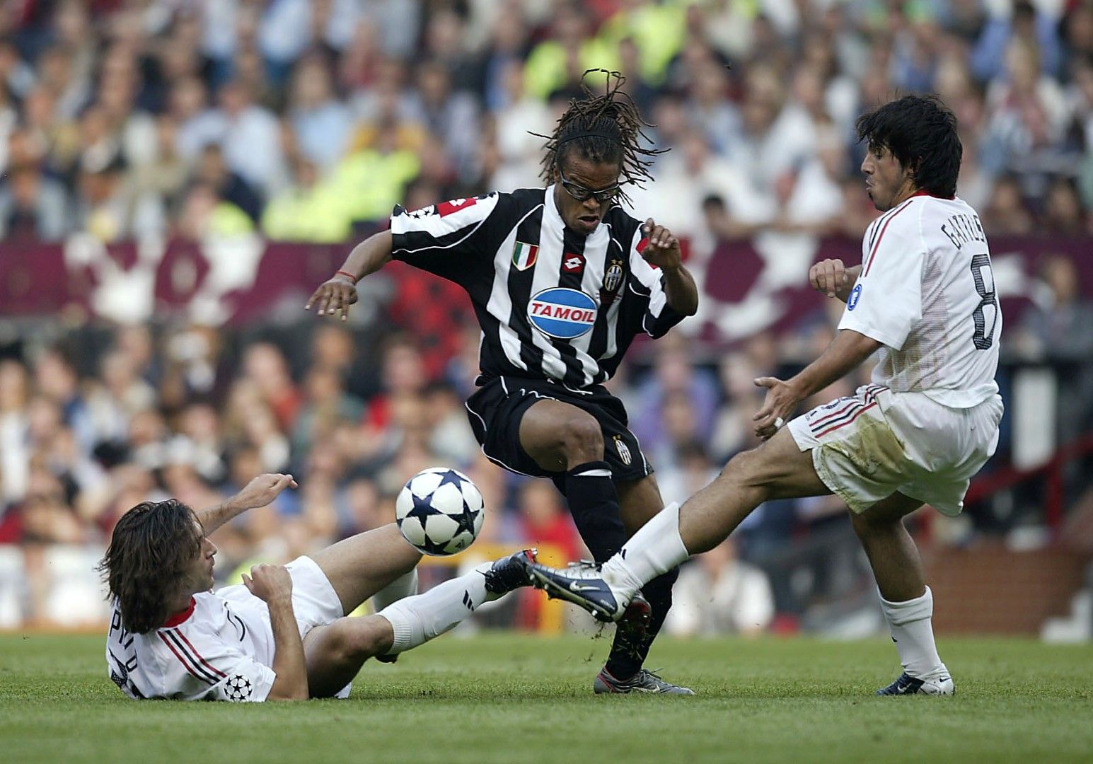 Едгар Давидс срещу играчите на Милан във финала на Шампионска лига през 2003-а