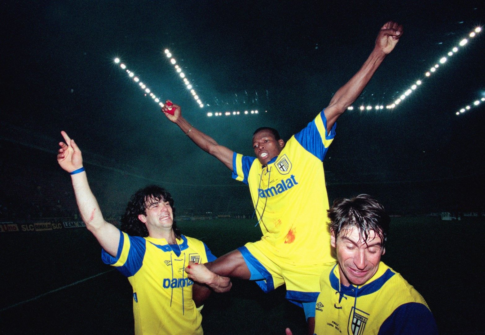 Фаустино Асприля и съотборниците му от Парма празнуват след европейския триумф над Ювентус през 1995-а
