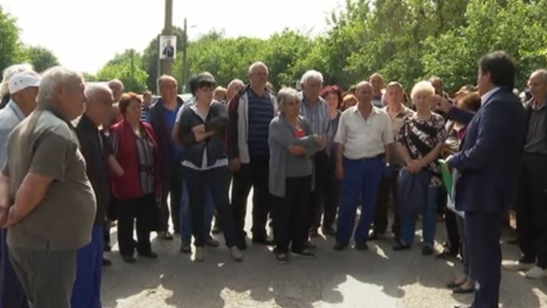 Днес жители на пловдивското село Церетелево блокираха за час общинския