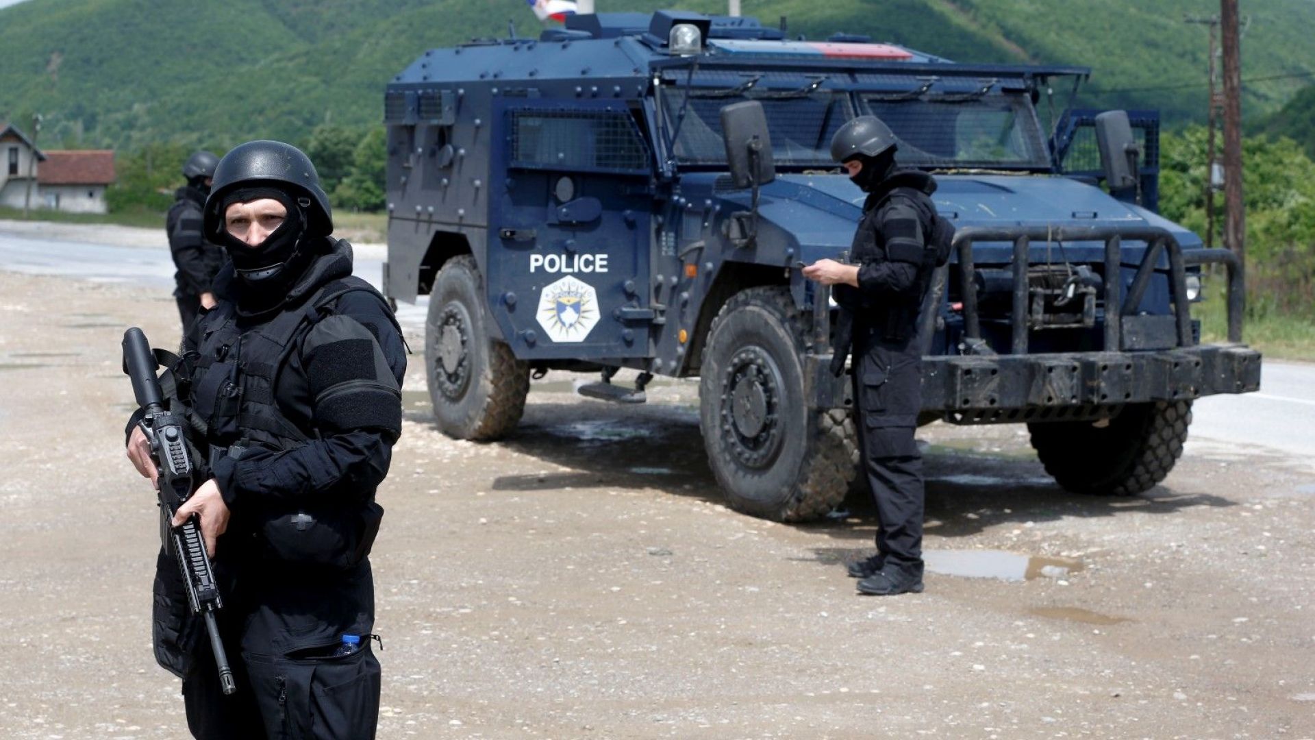 Шестима етнически сърби са задържани от косовските власти предават Асошиейтед