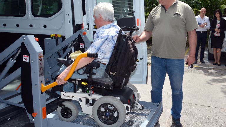 Месечна финансова подкрепа за хората с увреждания да се отпуска