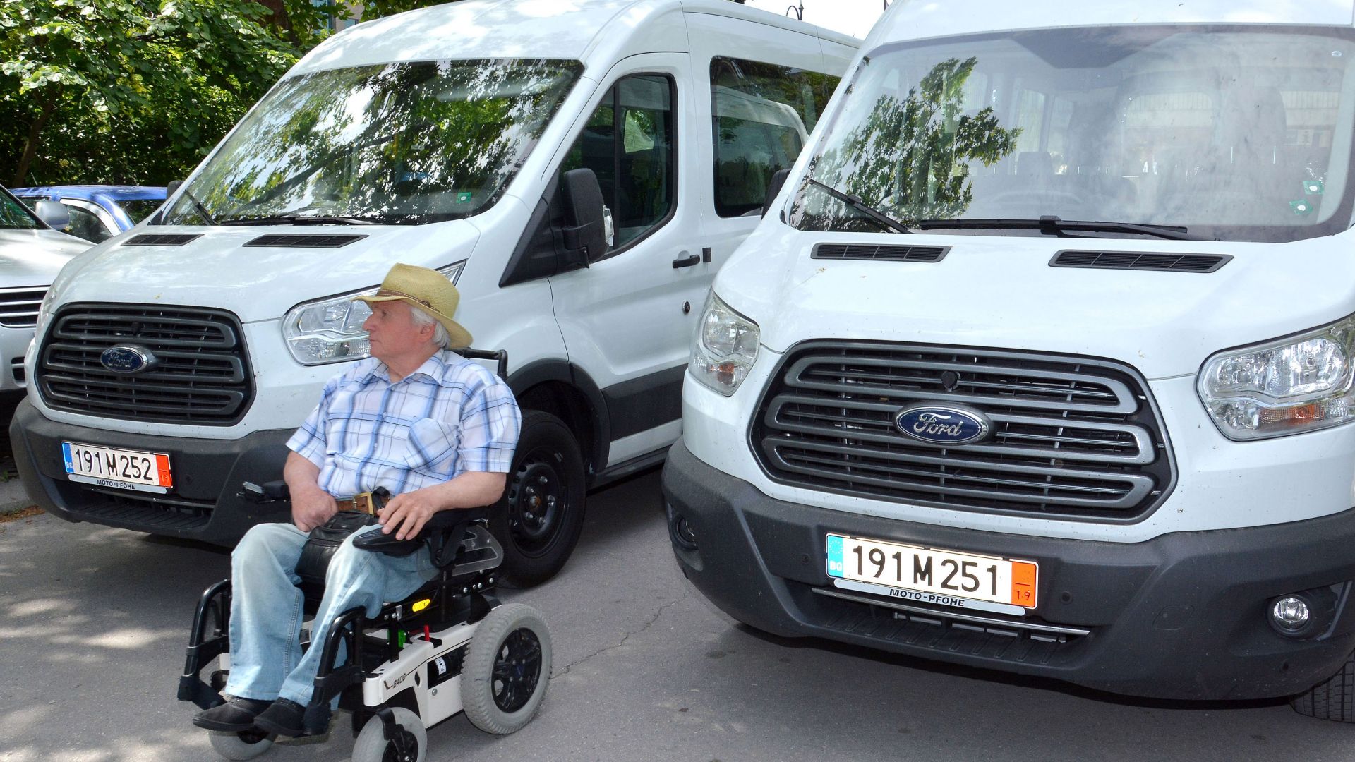 Нови микробуси за хората с увреждания във Варна (снимки)