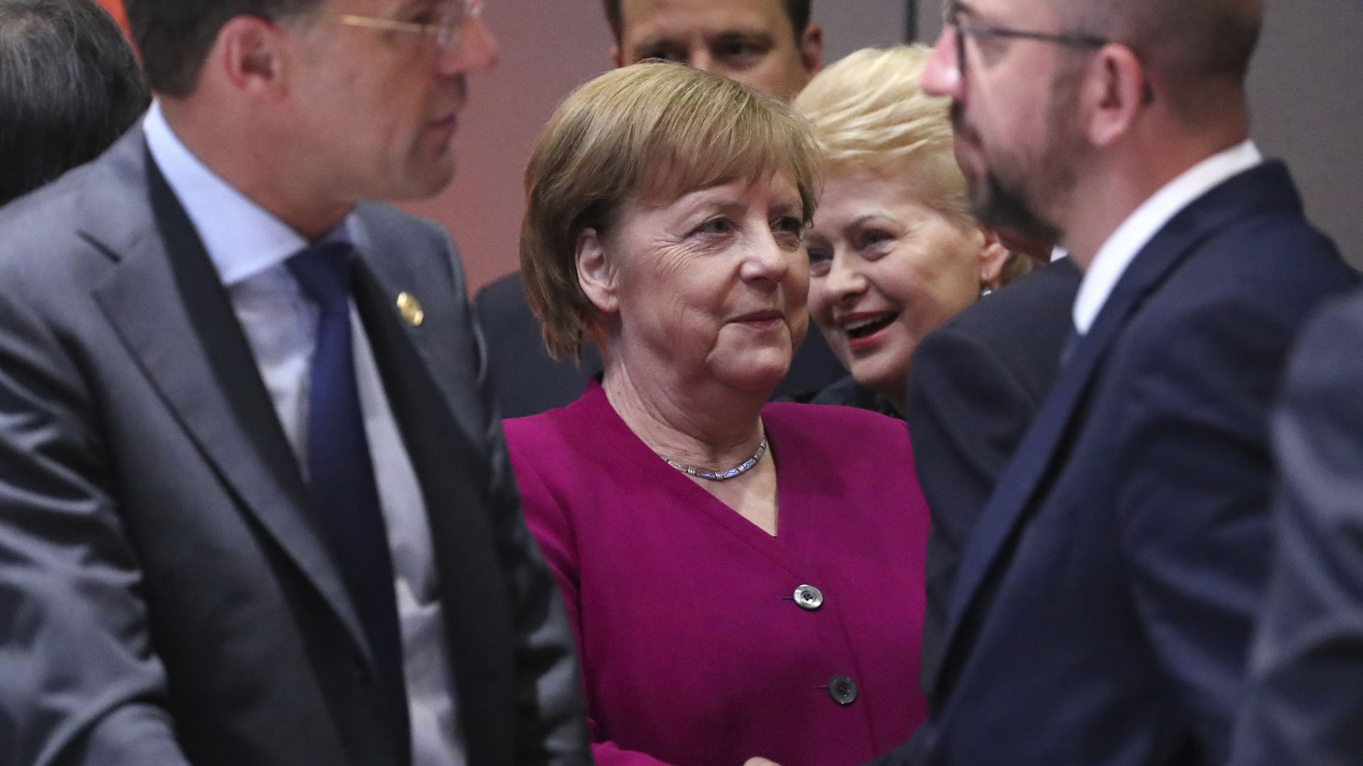 Европейските лидери оставиха телефоните си, докато решават кой ще оглави ЕК