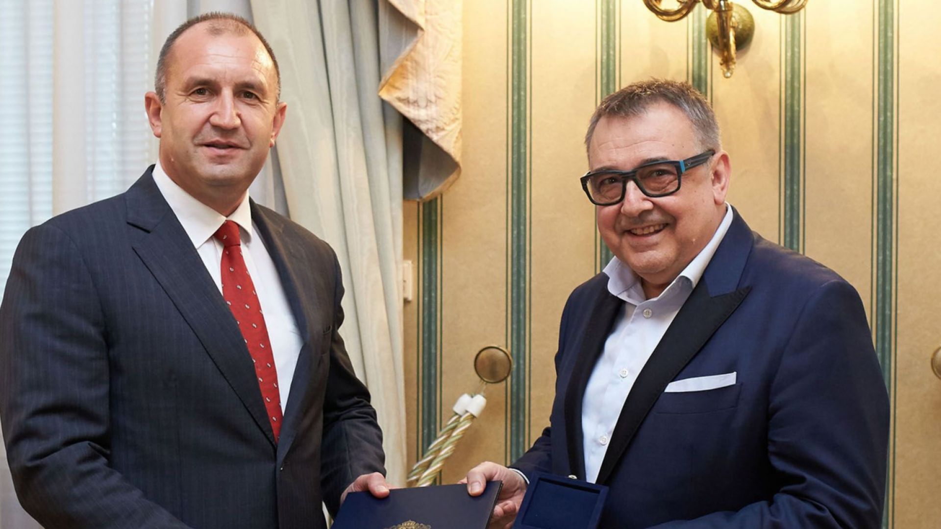 Държавният глава Румен Радев връчи на проф д н Любомир Стойков