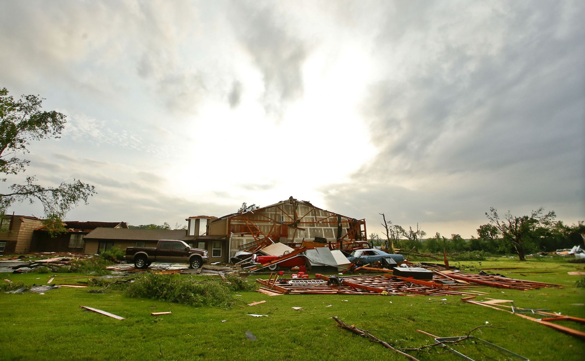 След торнадо в щата Канзас
