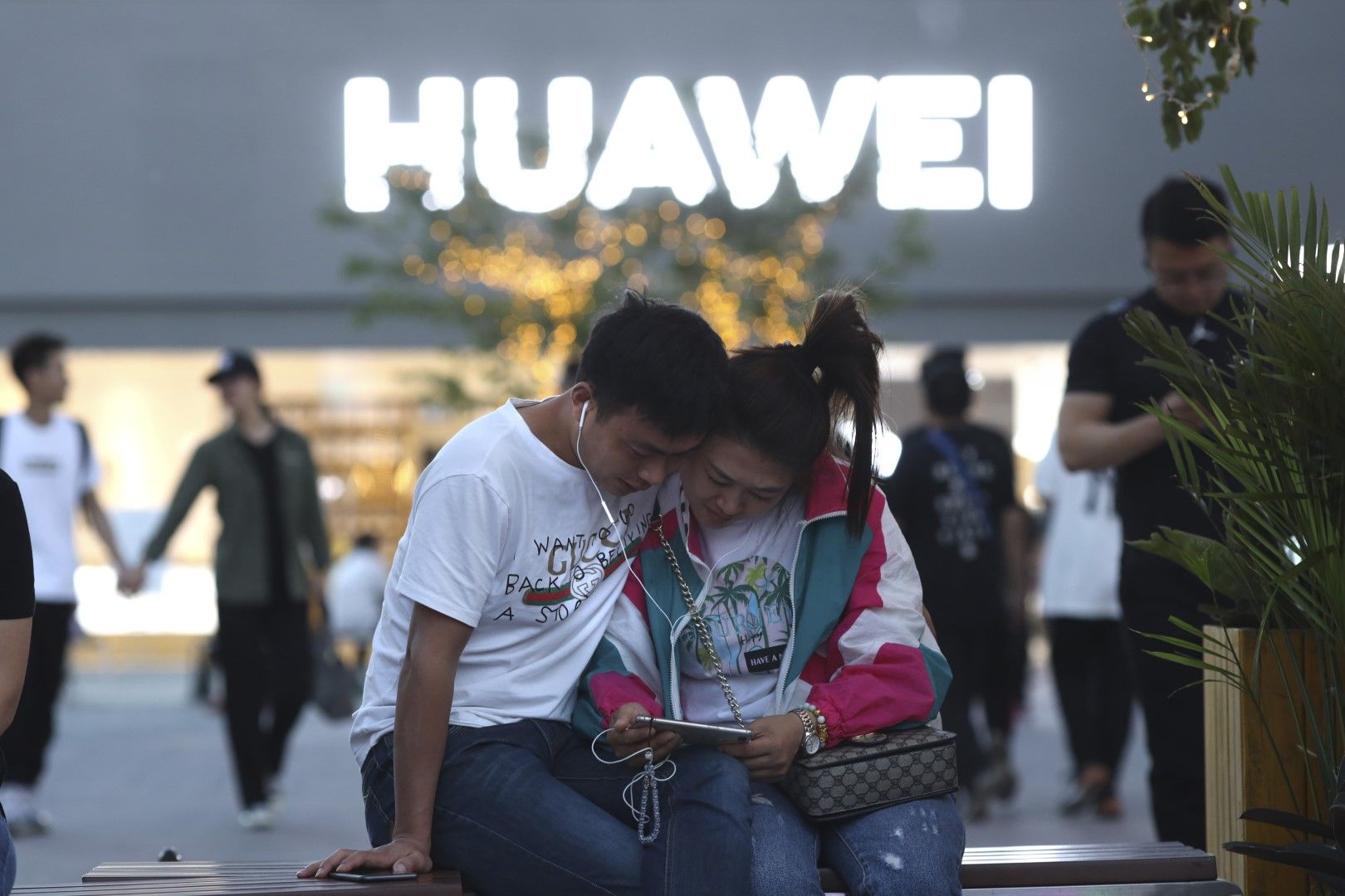 Китайският телекомуникационен гигант "Хувей" (Huawei) заяви готовност да инвестира 3,1 милиарда щатски долара до 2021 г. в Италия