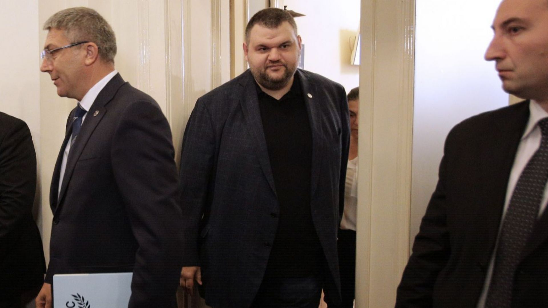 Депутатът от ДПС Делян Пеевски се появи в пленарната зала
