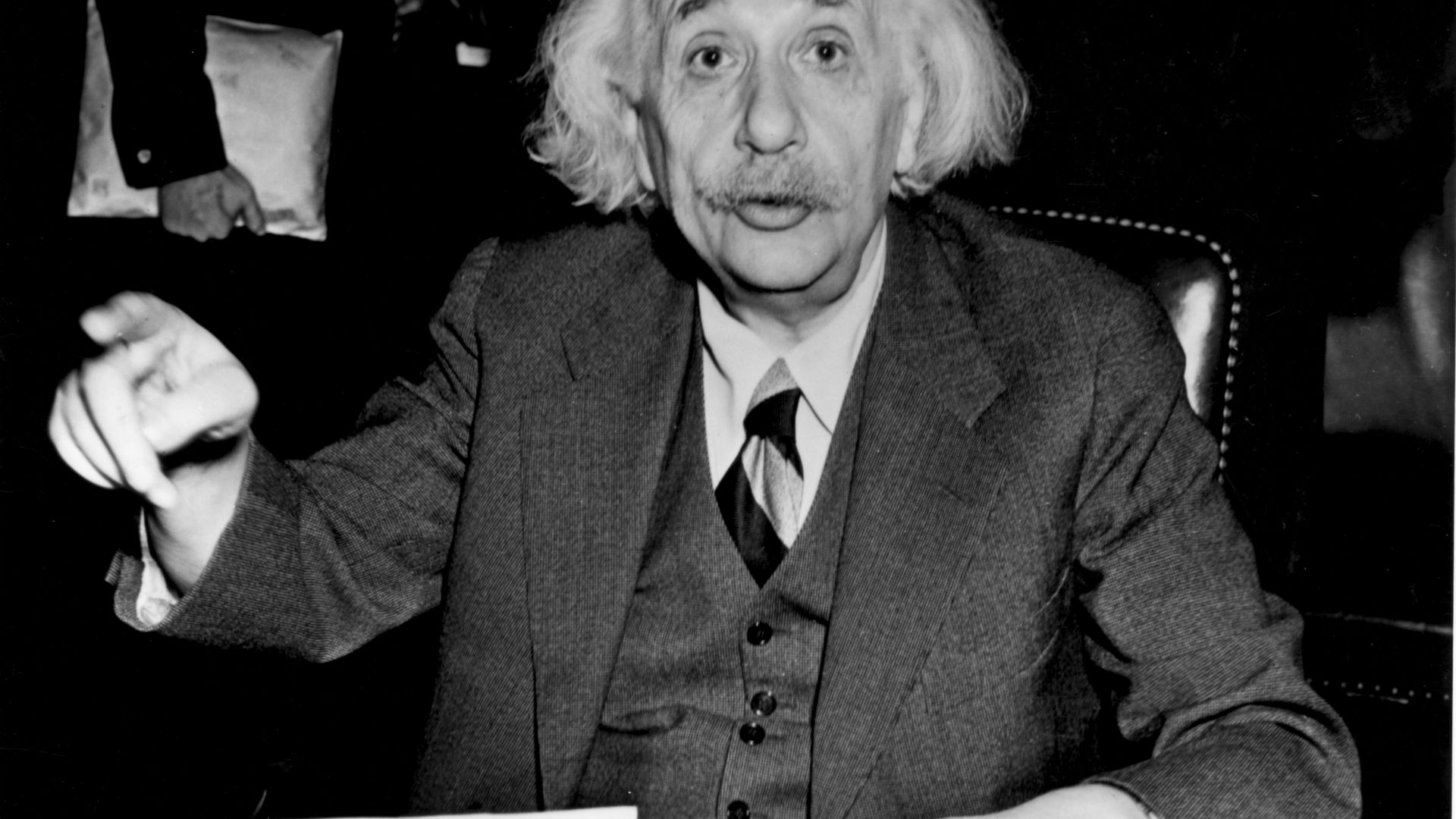 Писма на Алберт Айнщайн срещу използването на атомната бомба се предлагат на търг