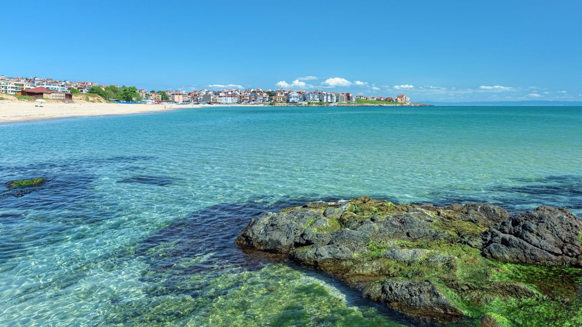 25 годишен барман от заведение на плаж Хармани в Созопол е