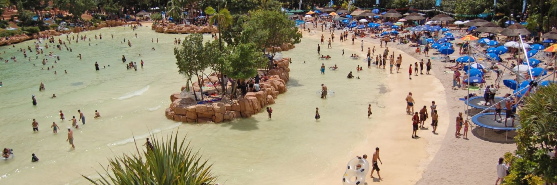 Десет невероятни изкуствени плажове по света (снимки)