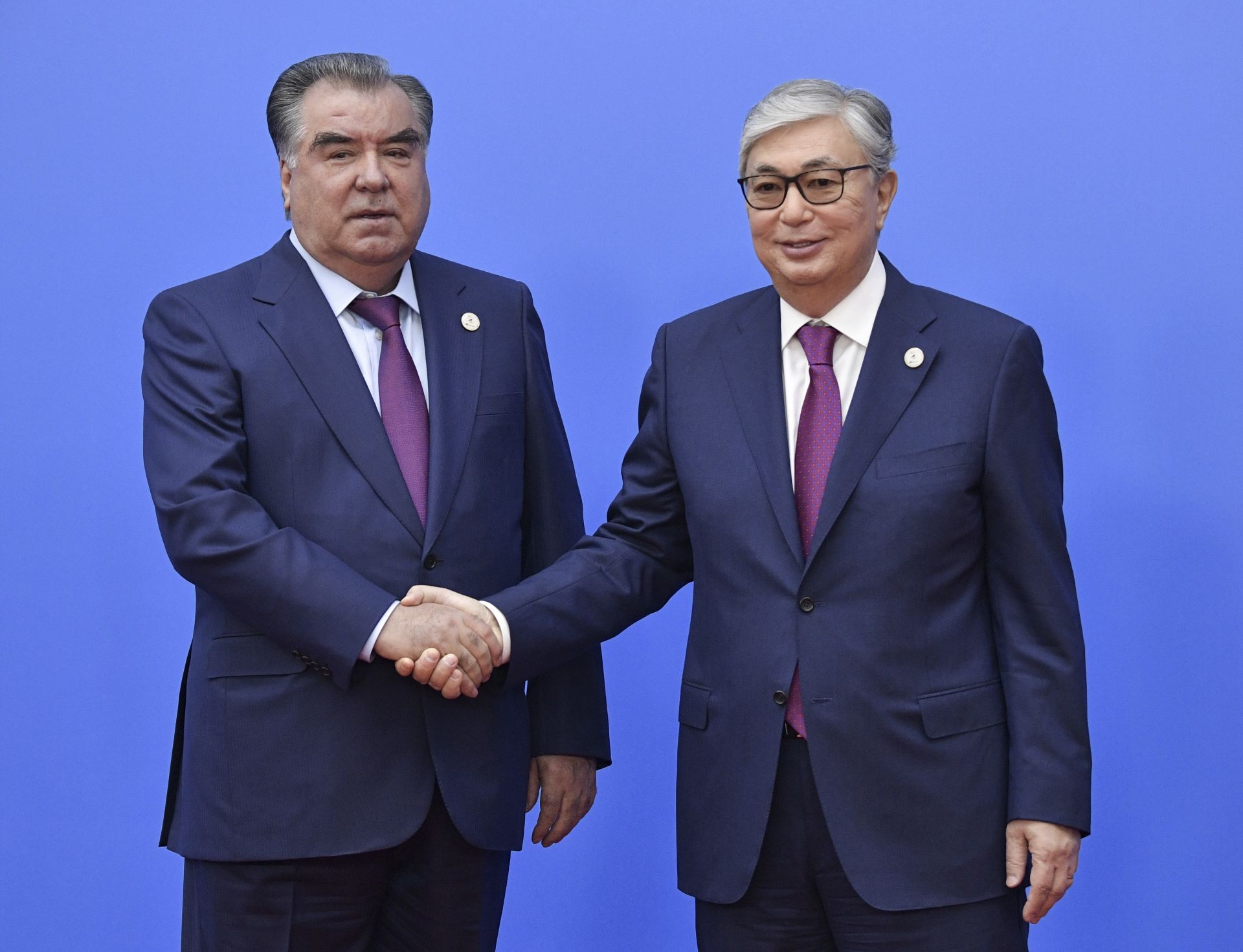 Президентът на Таджикистан Емомали Рахмон (на власт от 1992 г.) и и.д. президентът на Казахстан Касим-Жомарт Токаев (вдясно)