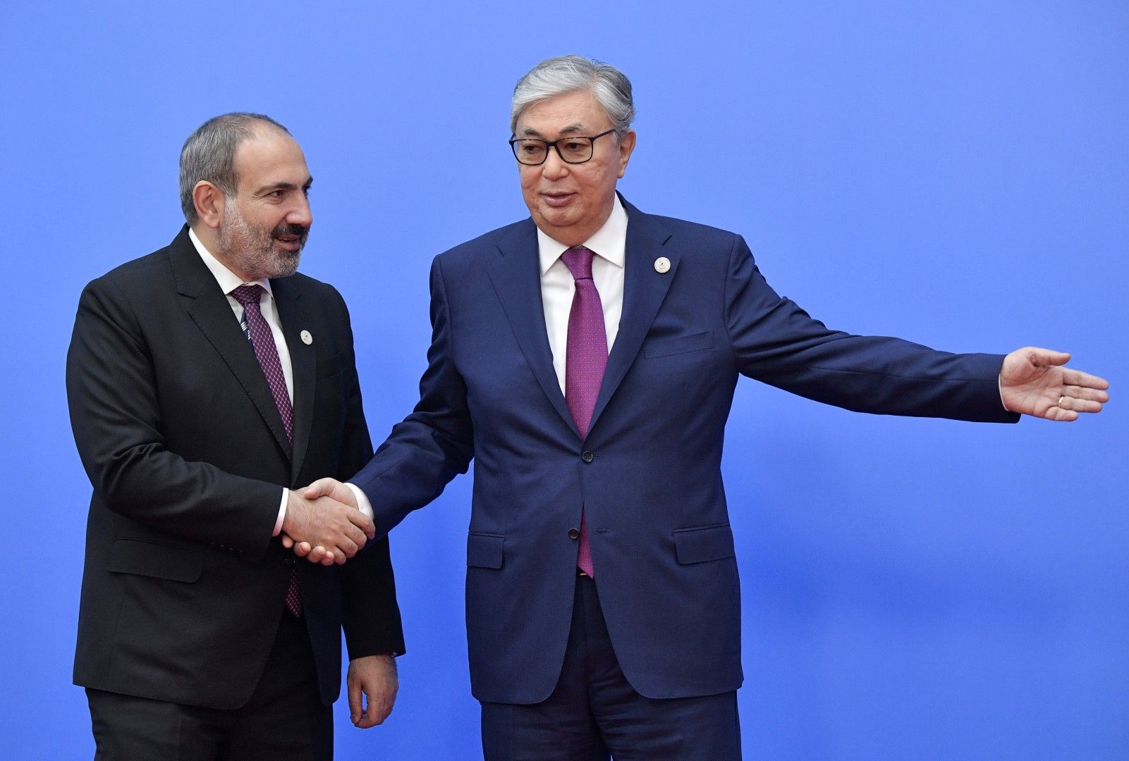 Премиерът на Армения Никол Пашинян и и.д. президентът на Казахстан Касим-Жомарт Токаев (вдясно)