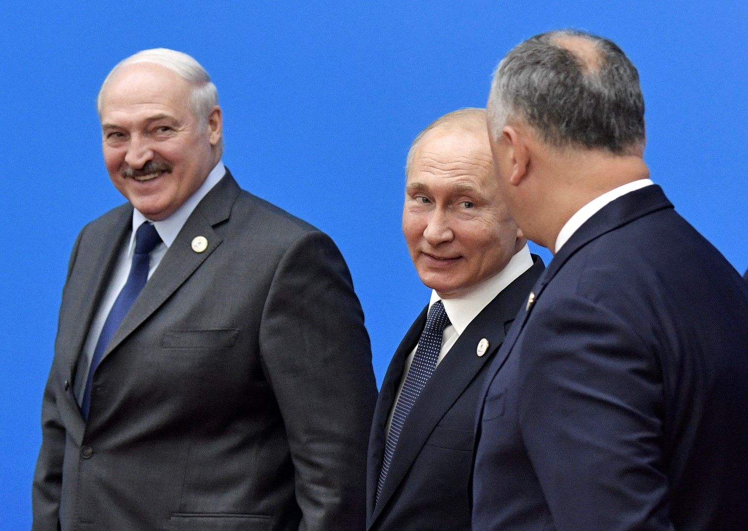 Александър Лукашенко, Владимир Путин и президентът на Молдова Игор Додон разговарят в кулоарите на срещата на Евразийския съюз