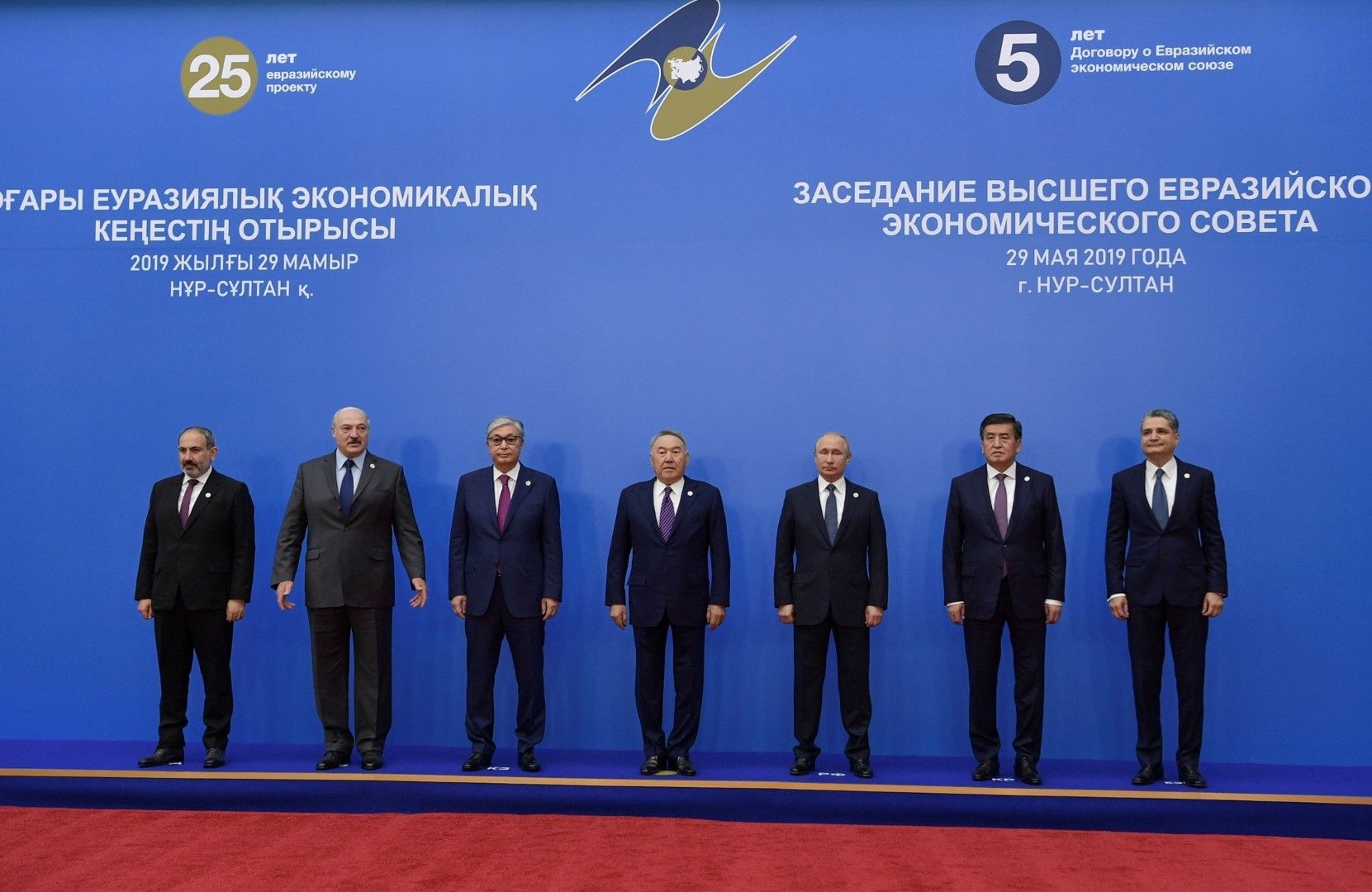 Лидерите на Евразийския съюз (от ляво): Никол Пашинян, Александър Лукашенко, Касим-Йомарт Токаев, Нурсултан Назарбаев, Владимир Путин, Соронбей Женбеков и Тигран Саркисян - председател на борда на Евразийския икономическ съюз