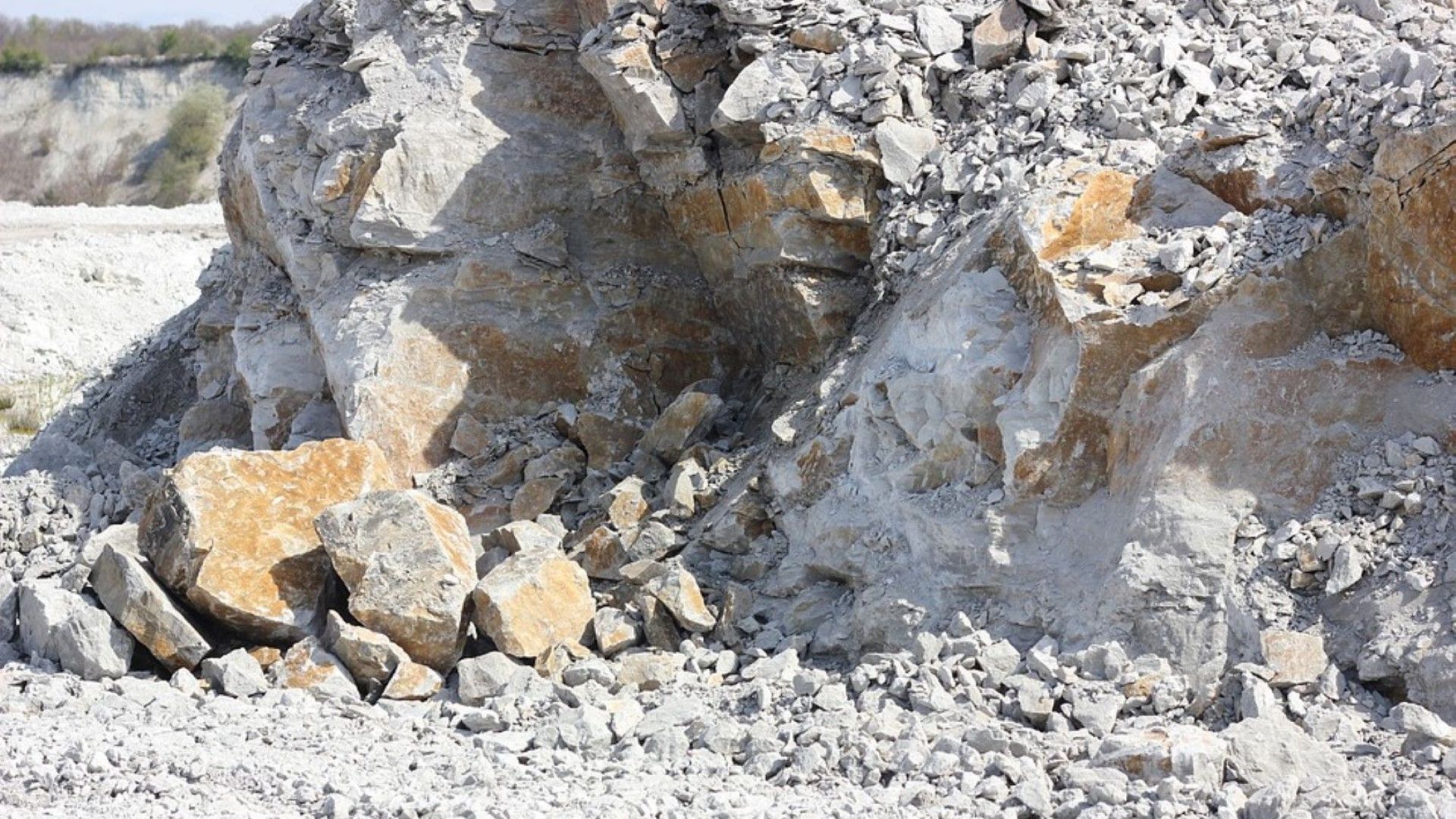 Двама работници са пострадали при злополука в каменна кариера в Монтанско