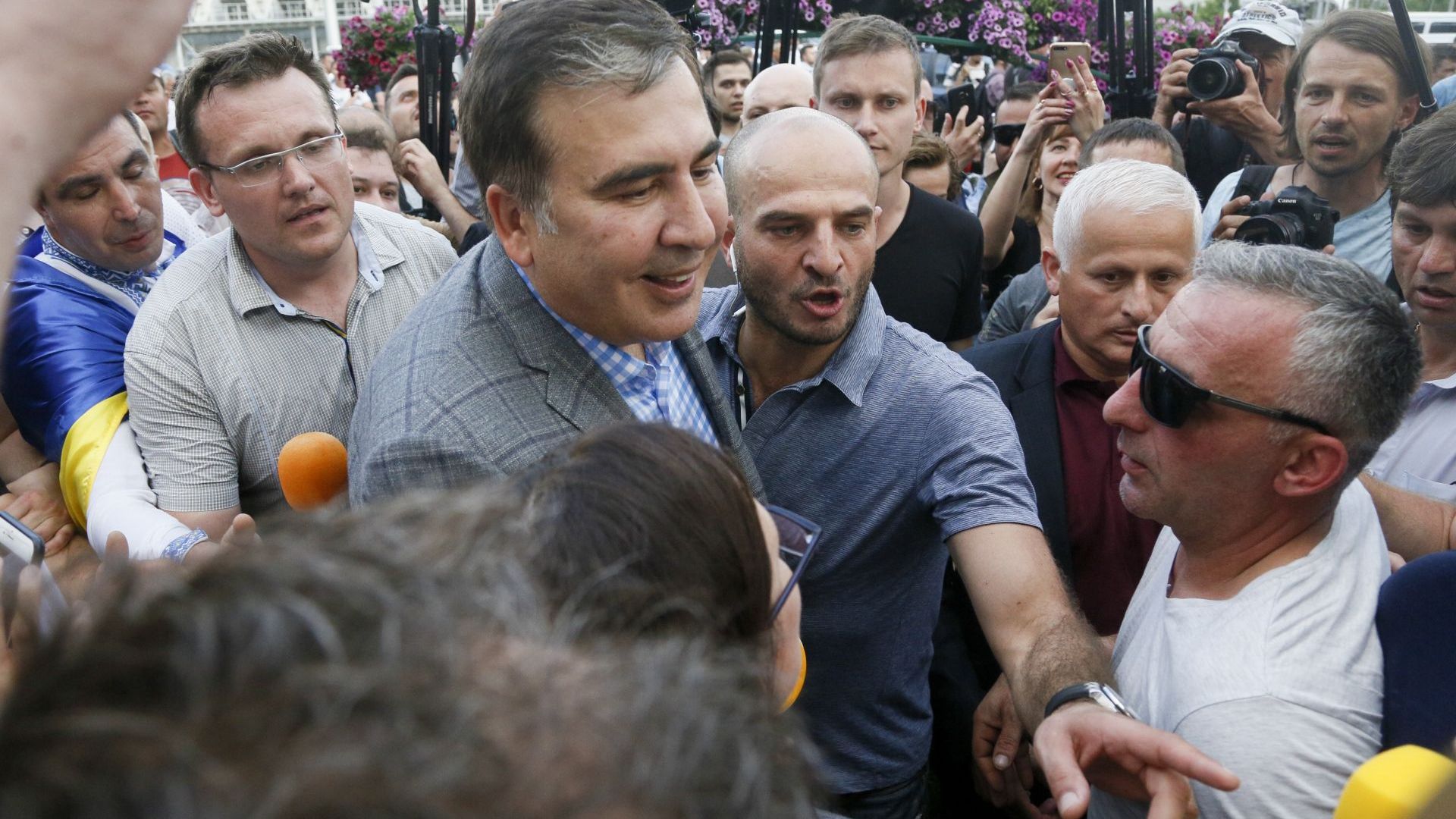 Бившият президент Саакашвили обяви, че се е върнал в Грузия, въпреки заплахата от арест (видео)