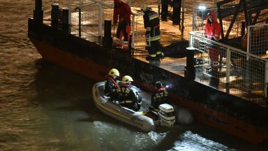  7 души починаха при катурване на туристически транспортен съд в Будапеща 