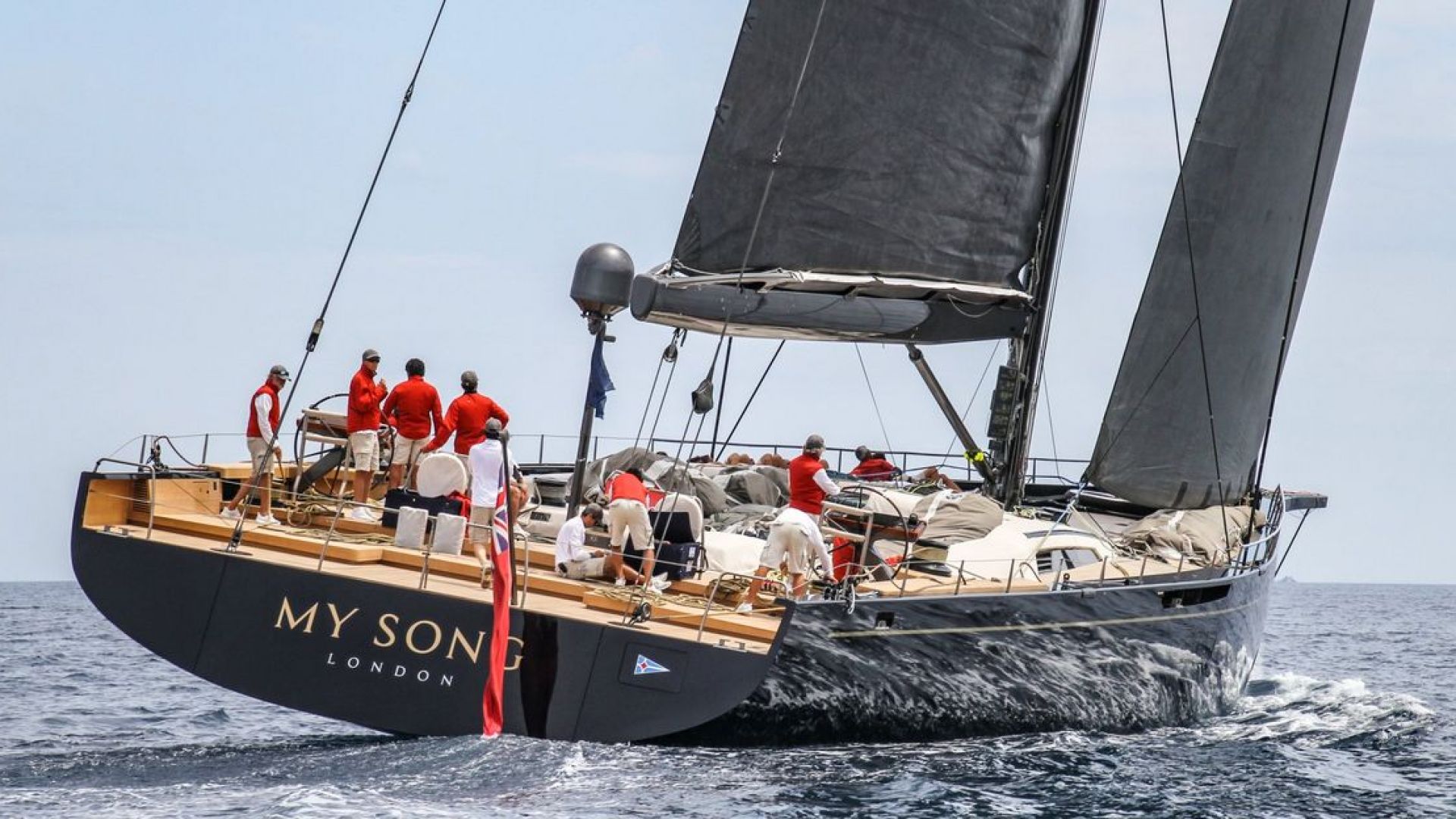 Луксозна яхта потъна в Средиземно море след като падна от