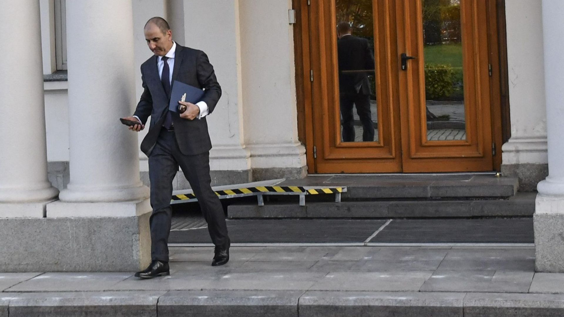 Новината за оттеглянето на Цветан Цветанов от всички ръководни позиции