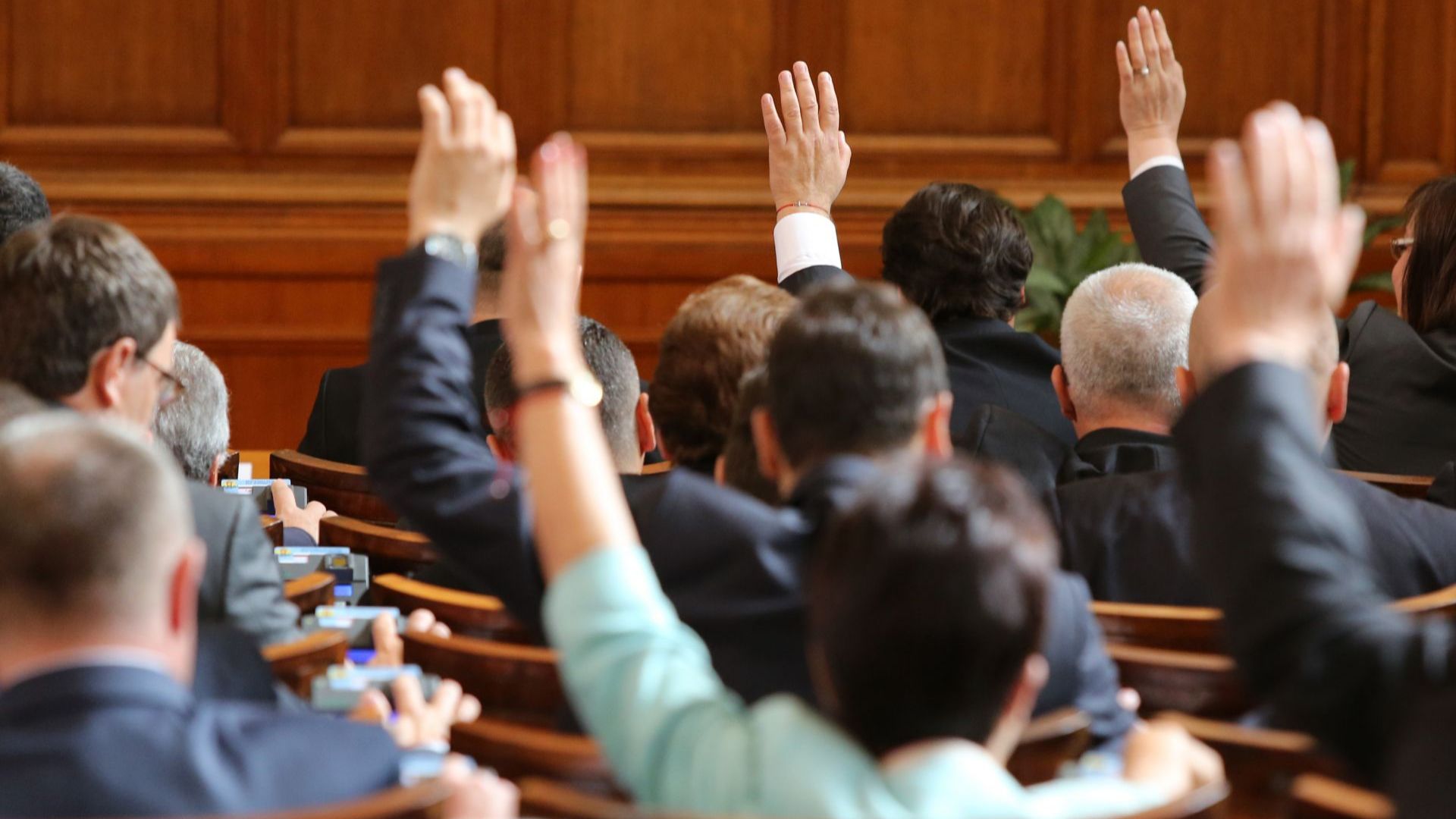 Парламентът прие на първо четене промените в Закона за държавния