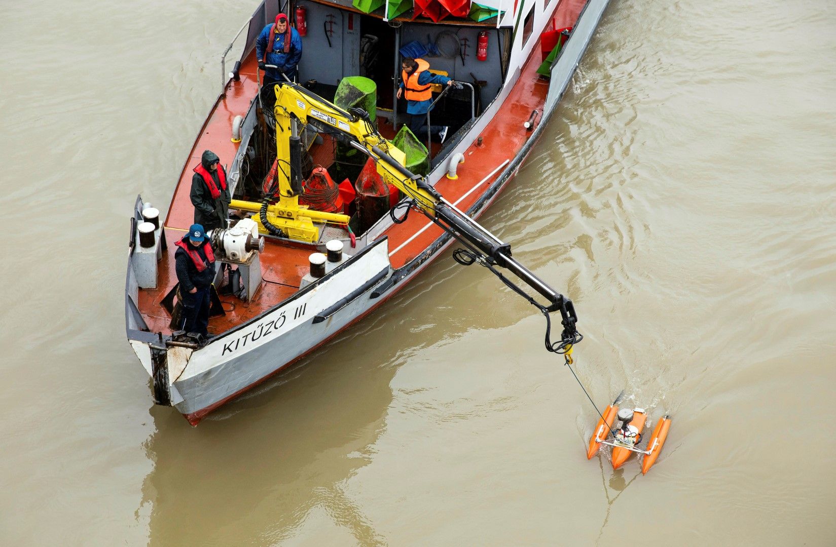 Издирване на оцелели южнокорейски туристи след потъването на корабче в река Дунав в Будапеща