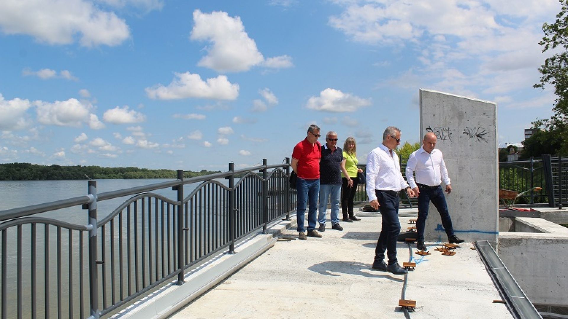 Нова пасарелка на кея в Русе е в процес на