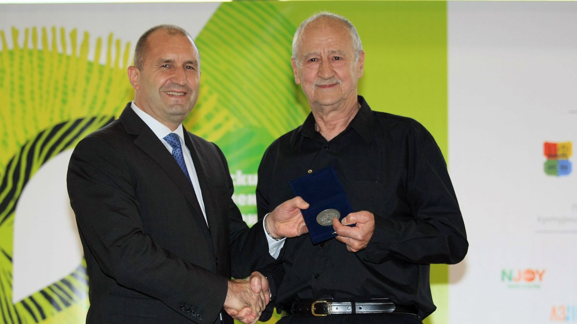 Румен Радев връчи днес почетния знак на държавния глава на