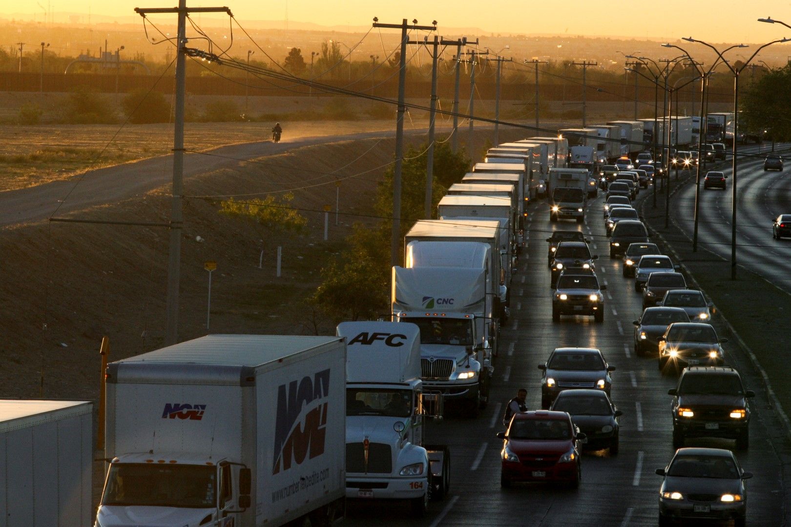 Колони автомобили чакат да влязат от Мексико в САЩ при Сиудад Хуарес, град, намиращ се на река Рио Гранде,  от другата страна на границата между САЩ и Мексико, срещу Ел Пасо, Тексас  