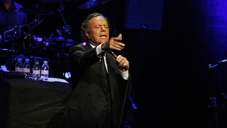 Двете жени, които обвиняват Хулио Иглесиас в сексуален тормоз, ще дадат показания пред съда